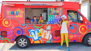 يلعب فلاد ونيكي بشاحنة الآيس كريم الخاصة بأم جديدة 