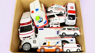 箱から救急車のミニカーをたくさん出して走らせるよ！☆ I'm going to take a bunch of toy ambulances out of the box and race them!