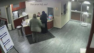 شاهد أمريكي يعتدي بوحشية على فتاة مسلمة محجبة داخل مستشفى  شاهد أمريكي يعتدي بوحشية على فتاة مسلمة محجبة داخل مستشفى