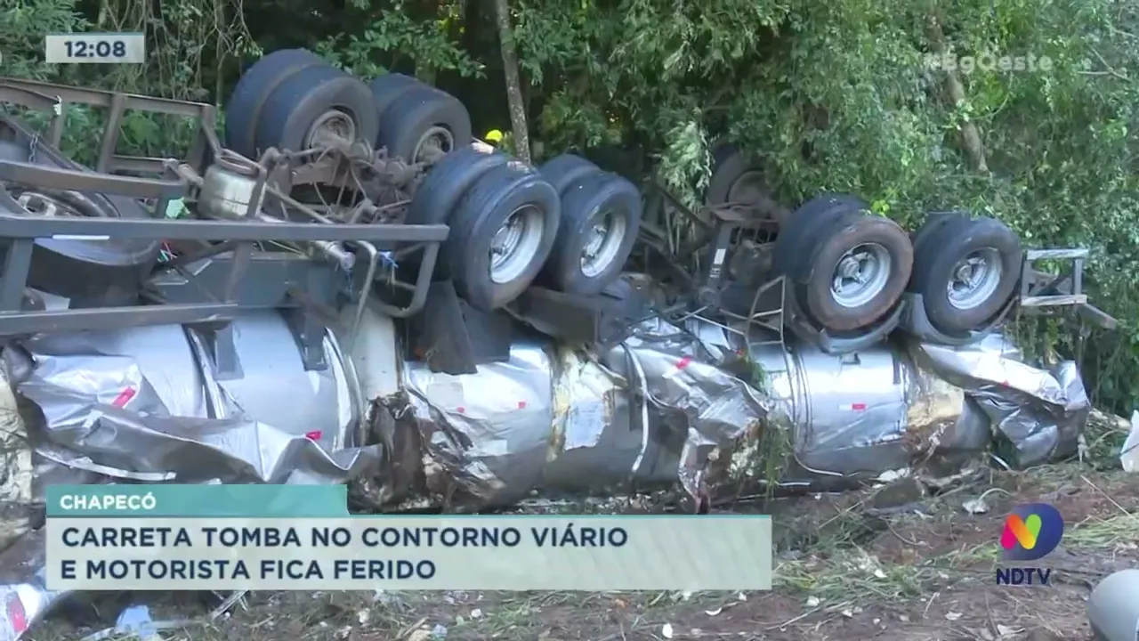 Carreta tomba no Contorno Viário em Chapecó e motorista fica ferido