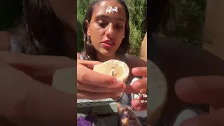 عمرو دياب في لحظة أبويه مع بناته جانا وكنزي على البحر 