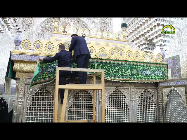 ⁣ضريح القداسة والإباء الكاظمي يتزين بالوشاح الأخضر تيمناً بذكرى ولادة الإمام علي والإمام الجواد (ع)