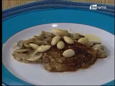 Lomo en salsa de almendras y champiñones 