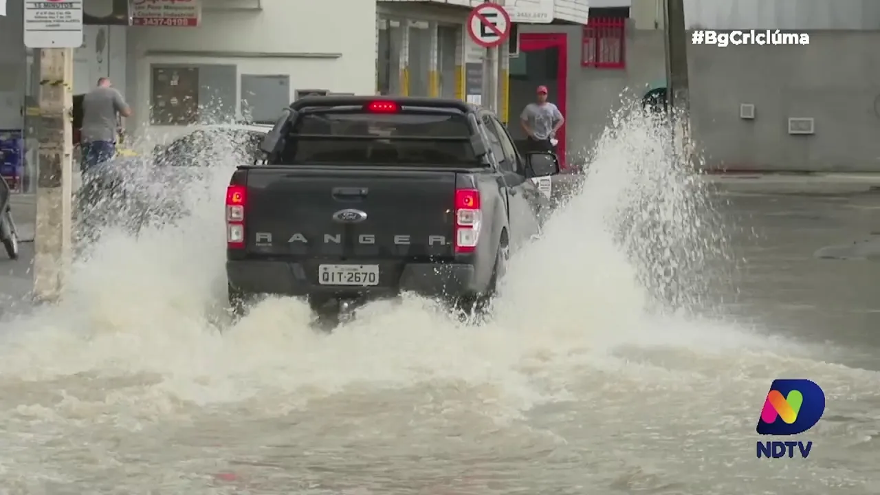 Veja as cenas flagradas pela NDTV após a forte chuva registrada em Criciúma