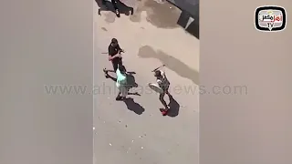 أهل مصر بـ سنجة ودرع حماية بلطجي يعتدي على المارة ويحطم السيارات بأحد شوارع الإسكندرية 