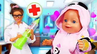 Será que vai doer? 🎀 A doutora Barbie vai vacinar a boneca bebê Emily! 🍼 De quem é o neném? 😍