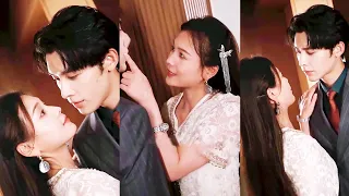 dia sedang bermesraan dengan ceo dan tunangannya ada di balik pintu 