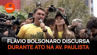 Flávio Bolsonaro discursa durante ato na Av. Paulista