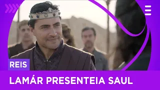 Lamár presenteia Saul com arma filisteia | Reis