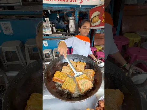 Kolhapur Lady Selling Giant Bread Pakoda | Crispy & Delicious Indian Street Food