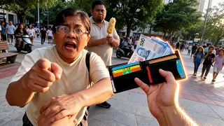 Abuelita regresa cartera a millonario y recibe recompensa por su BONDAD 😭 Nos hizo llorar