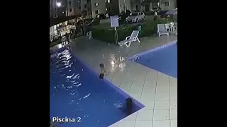 طفل يكاد أن يغرق ولاكن انقذوه  طفل يكاد أن يغرق ولاكن انقذوه
