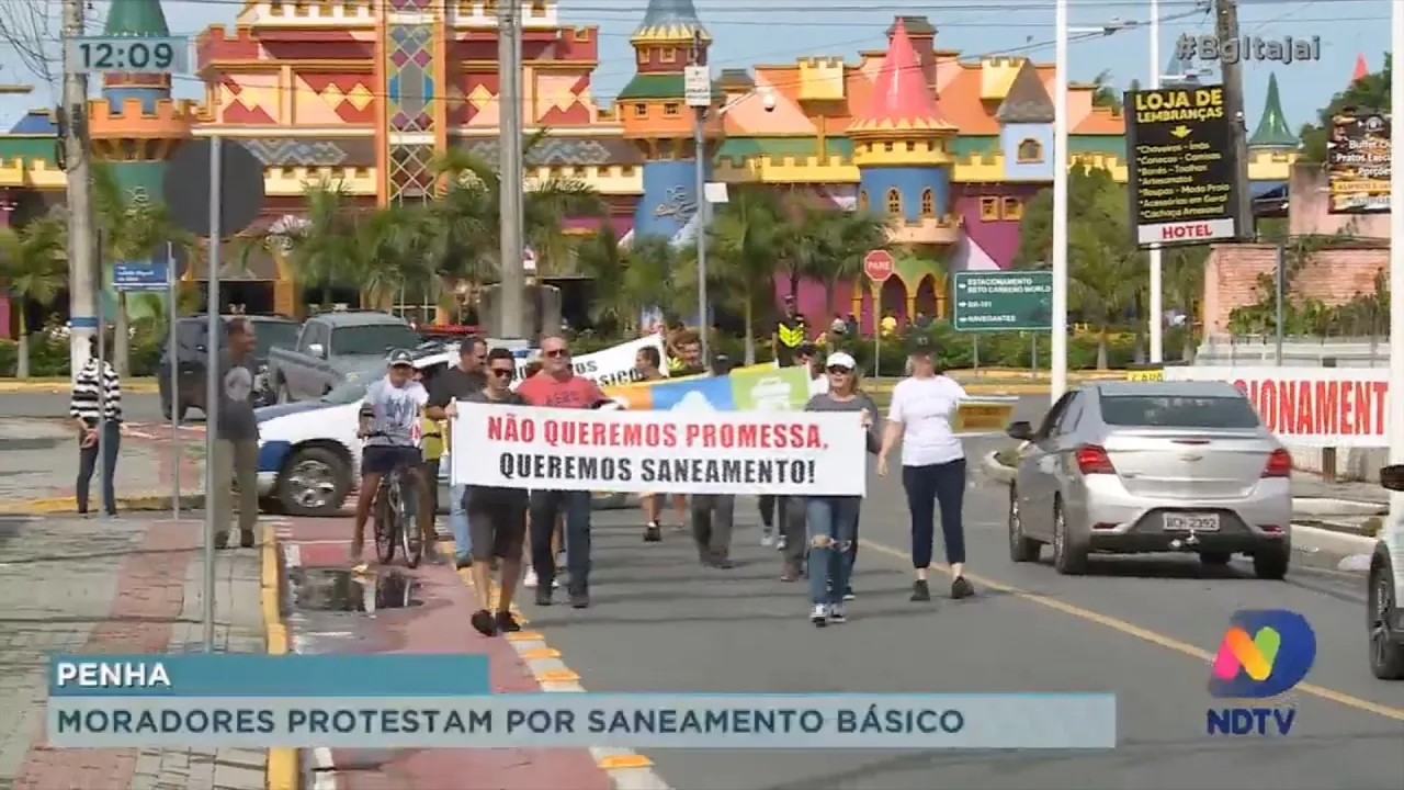 Moradores protestam por saneamento básico em Penha