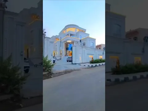 الواجهة والتصميم الخارجي​الطراز المعماري: تصميم كلاسيكي حديث (Modern Classic) باللون الأبيض الملكي