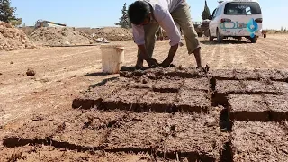 حرفة صناعة الل ب ن الطيني الطوب تعود للواجهة بعد اندثارها بسبب غلاء مواد البناء في الشمال السوري 