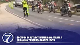 Socavón en Ruta Interamericana atrapa a un camión y provoca tráfico lento