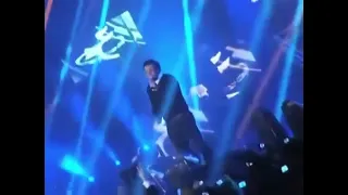 عمرو دياب يبدع في غناء اغنية دوام الحال            الهضبة عمرو دياب  لايف  حصريا  دندنها