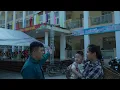 Download Lagu Alleenstaande moeder Ly Tieu Ly kreeg hulp van politieagent Son om baby Coca op tijd naar school te