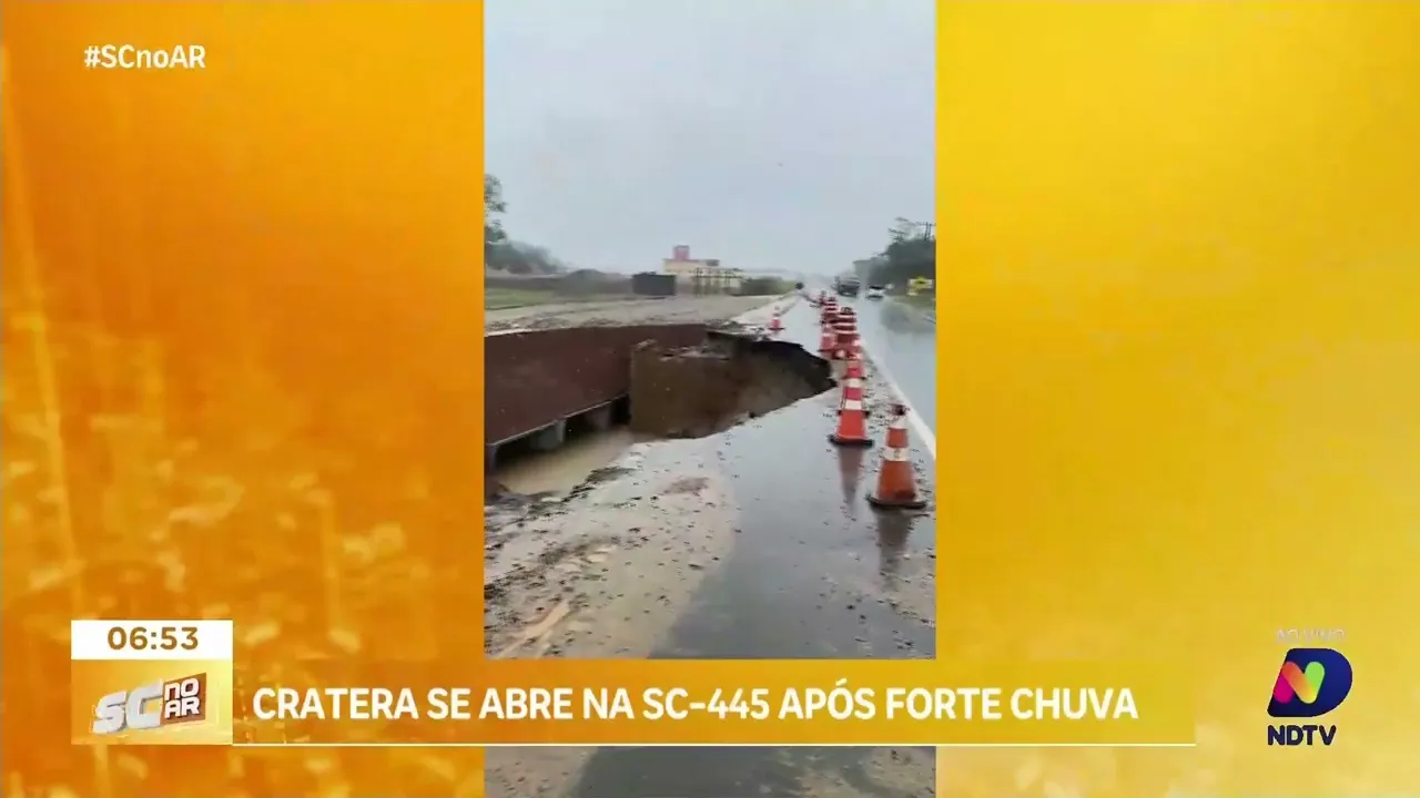 Cratera se abre na SC-445 após forte chuva em Içara