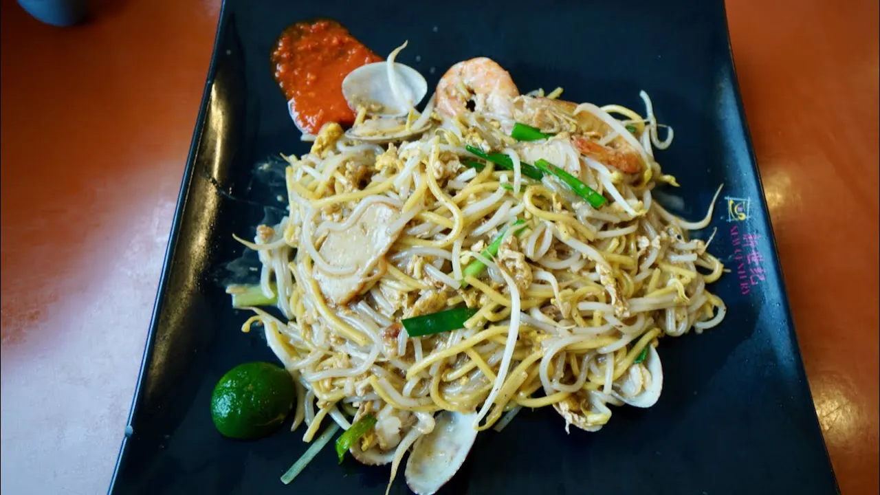 How FRIED HOKKIEN MEE () is cooked! (Siglap, Singapore street food)