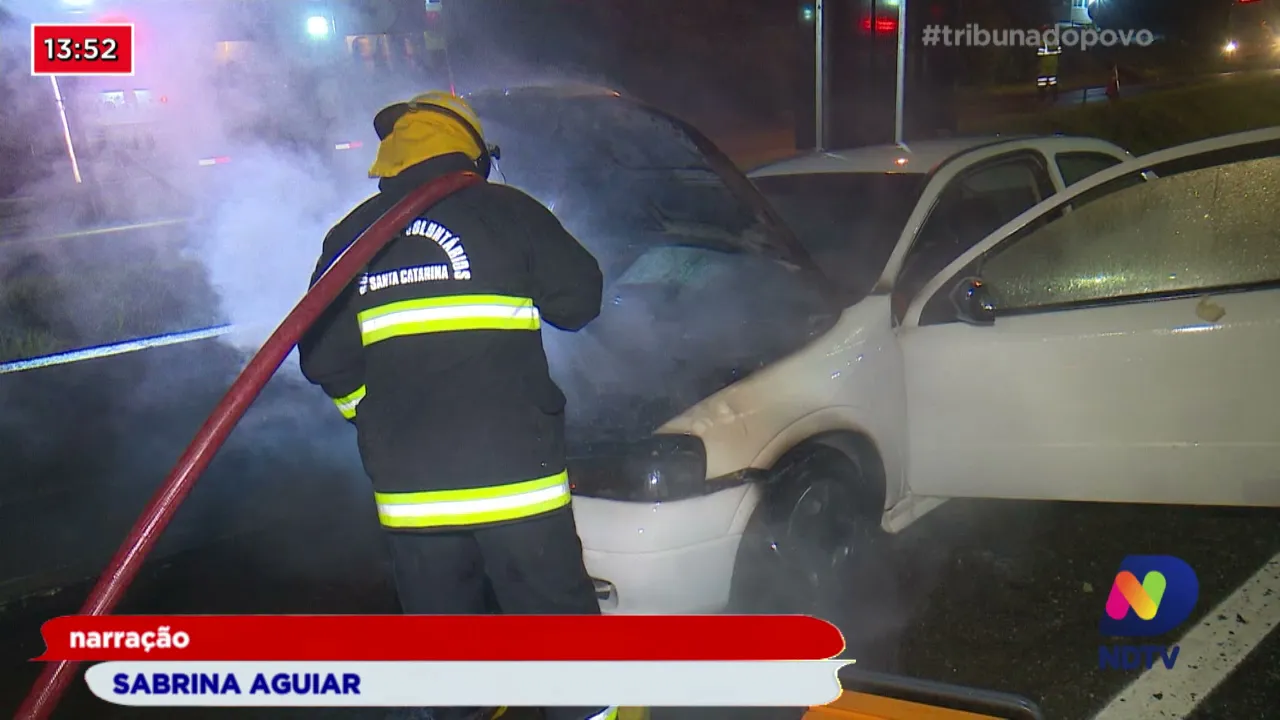 Carro pega fogo na BR-101, uma pane mecânica teria dado inicio as chamas