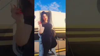 شاهد وردة شارلومانتي في طائرتها الخاصة ترقص على أغنيتها الشهيرة 