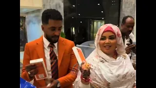 ام العريس تهدي الفنانة ندي القلعة ومحمد بشير الدولي ايفون ١٧ بروماكس 