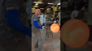 أجمل قطعة زجاج مورانو في العالم تتوقف لأجل قطة 