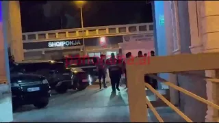I rrethuar nga efektivë të shumtë, momenti kur Ergys Agasi del nga Policia pas marrjes në pyetje