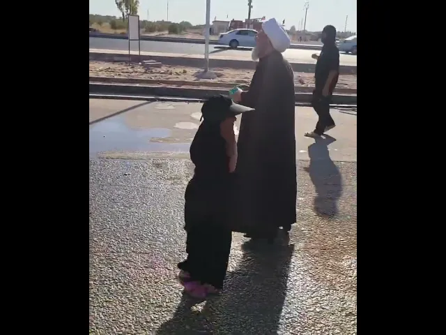⁣الشيخ جعفر بن الميرزا جواد التبريزي في خدمة زوار الإمام الحسين (ع) - صفر ١٤٤٦