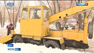 В Омске устраняют последствия обильного снегопада