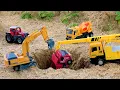 Download Lagu Red de vrachtwagen uit de kuil met een graafmachine en een kraanwagen.