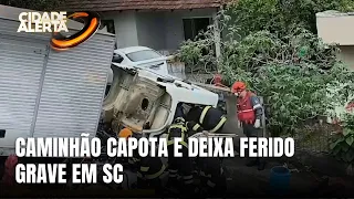 Motorista fica gravemente ferido após caminhão capotar em Joinville