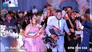 UTAPENDA TAJIRI ALIVYOTAMBA NA MCHUMBA WAKE ALIVYOMFICHUA MBELE YA UMATI WA WAGENI UKUMBINI| AGNESS