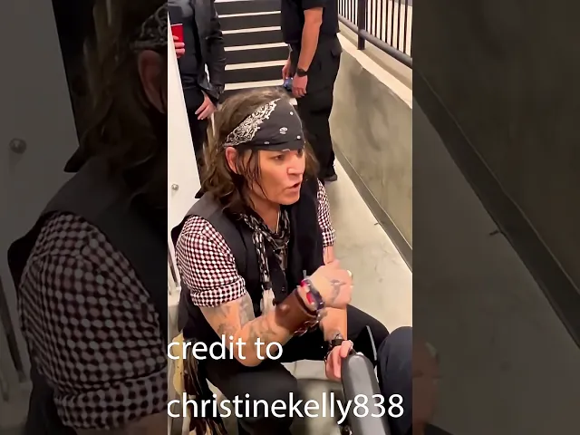 Johnny Depp Performing captain Jack Sparrow to fan #shorts #johnnydepp