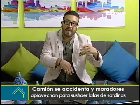 Camión se accidenta y moradores aprovechan para sustraer latas de sardinas
