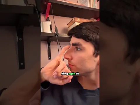 Anh chàng tìm ra vị trí hoàn hảo cho ngón út 😲
