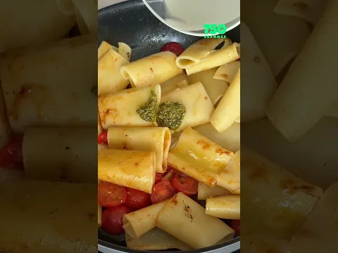Les pâtes anti-déprime : tomates cerises pesto burrata et lard croustillant 😍 Ingrédients 150 g de