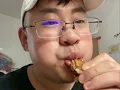 Download Lagu 好兄弟看我减肥辛苦给了200元随便花，一个人干掉一整个烤羊排