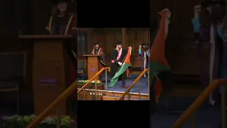 شاب يرفع علم فلسطين في حفل تخرجه في مدينة مانشيستر البريطانيه وسط هتاف الحضور 