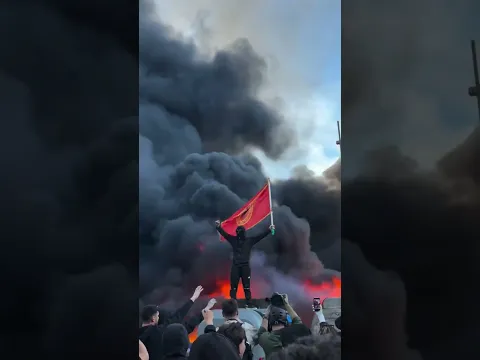 Protesta e studentëve, flamuri i UÇK-së valëvitet pranë zjarrit në qendër të Tiranës
