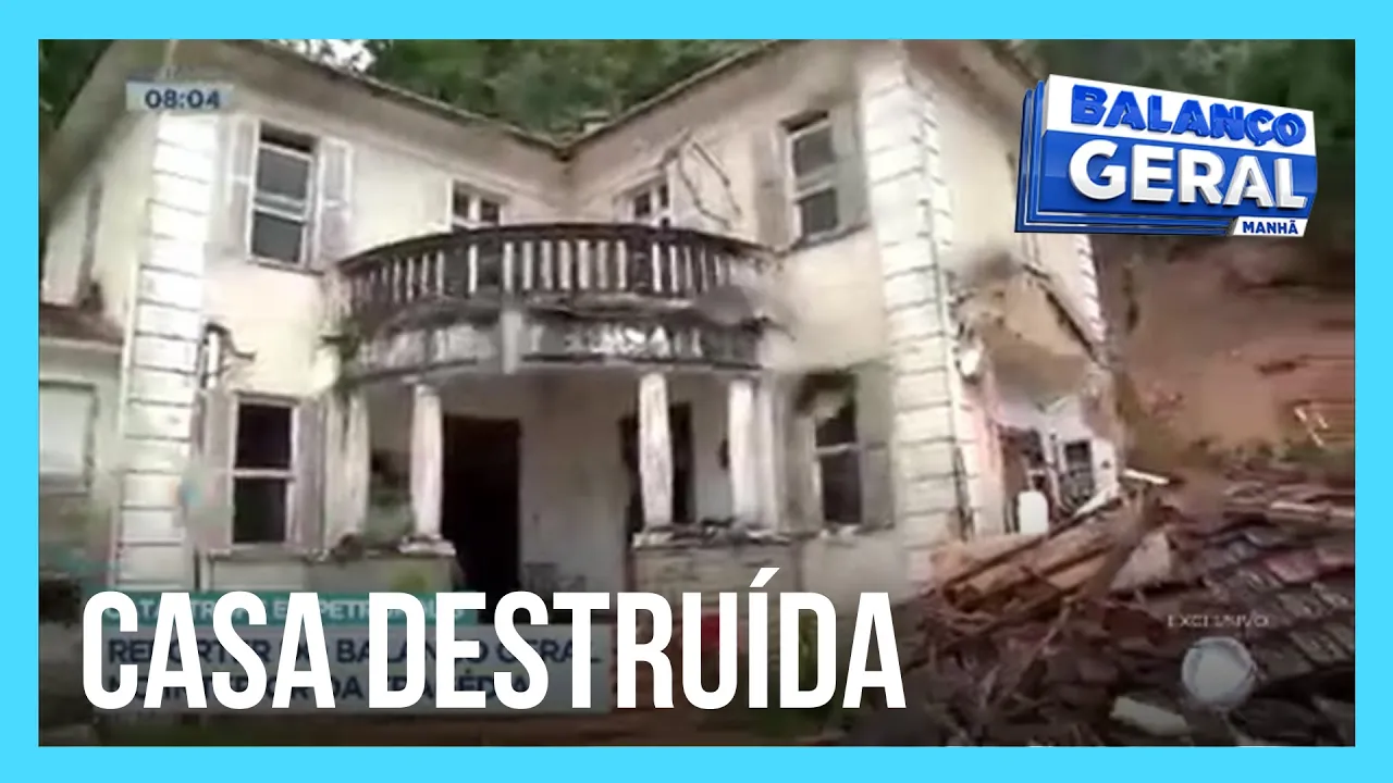 Morador mostra casa danificada após chuva em Petrópolis