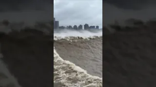 شاهد أكبر 5 موجات تسونامي تضرب شواطئ الصين 