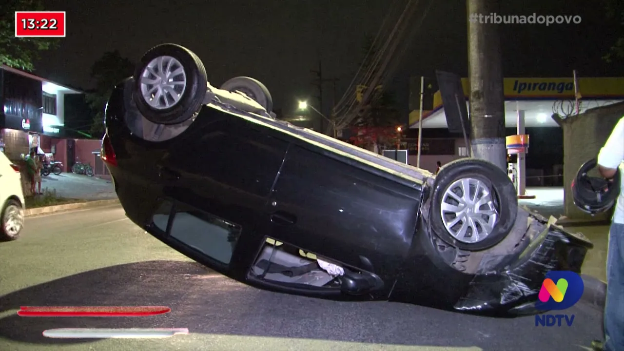 Flagrante: Carro capota no bairro Boa Vista em Joinville