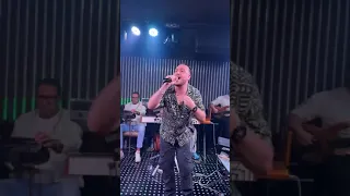   اعمل جميل يا جميل وتعالي يوم زورني    ه تروق معانا في اللايف دا      حاتم المصري وعبسلام    دندنها
