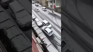 Eyüpsultan’da kar nedeniyle kayan otomobil diğer araçlara çarptı