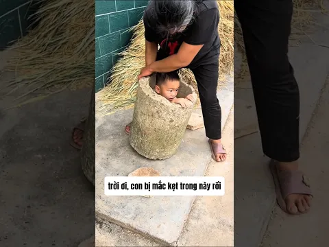 Em trai tôi mắc kẹt trong cái lu đá.#shorts