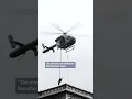 Militairen moeten hun gezicht bedekken tijdens het defilé op de nationale feestdag