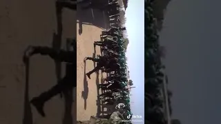 عساكر يرقصون بعد تخرجهم زنق سوداني صولات  عساكر يرقصون بعد تخرجهم زنق سوداني صولات