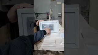 لو نسيت الرقم السري بتاع الخزنه هقول لك تعمله ازاي حتى لو انت قافل الخزنه هقول لك تفتح الخزنه ازاي 